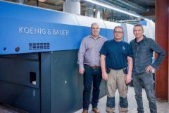 The Bellmoise printing team in front of their first offset press Koenig & Bauer