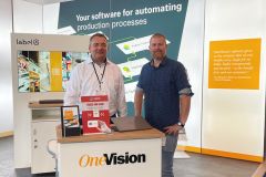 Jrgen Gschll (l.), OneVision Sales Project Manager, and Swen He, OneVision Solution Consultant