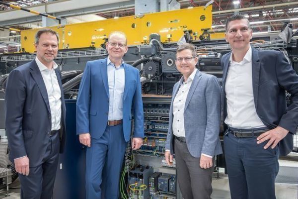 L to R: Florian Stappenbeck COO Koenig & Bauer Sheetfed, Michael Thomas, Siemens Vice President Factory Automation, Marten va