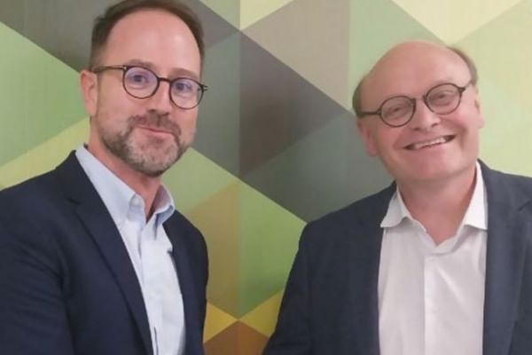 From l. to r., Patrick Leclercq and David Etienne, the new General Manager of VPK Packaging France