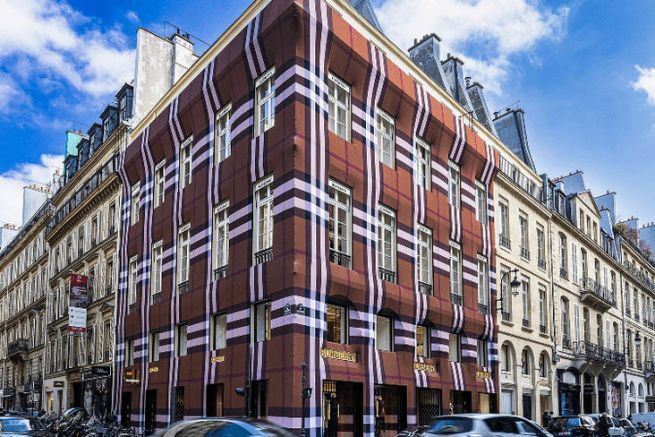 The large-scale dressing of the Burberry store (Paris) by Athem workshop.