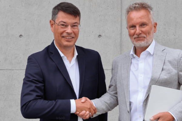 Joachim Brenk, Chairman of the Executive Board of Possehl, and Franz Kriechbaum, CEO of Manroland Goss.